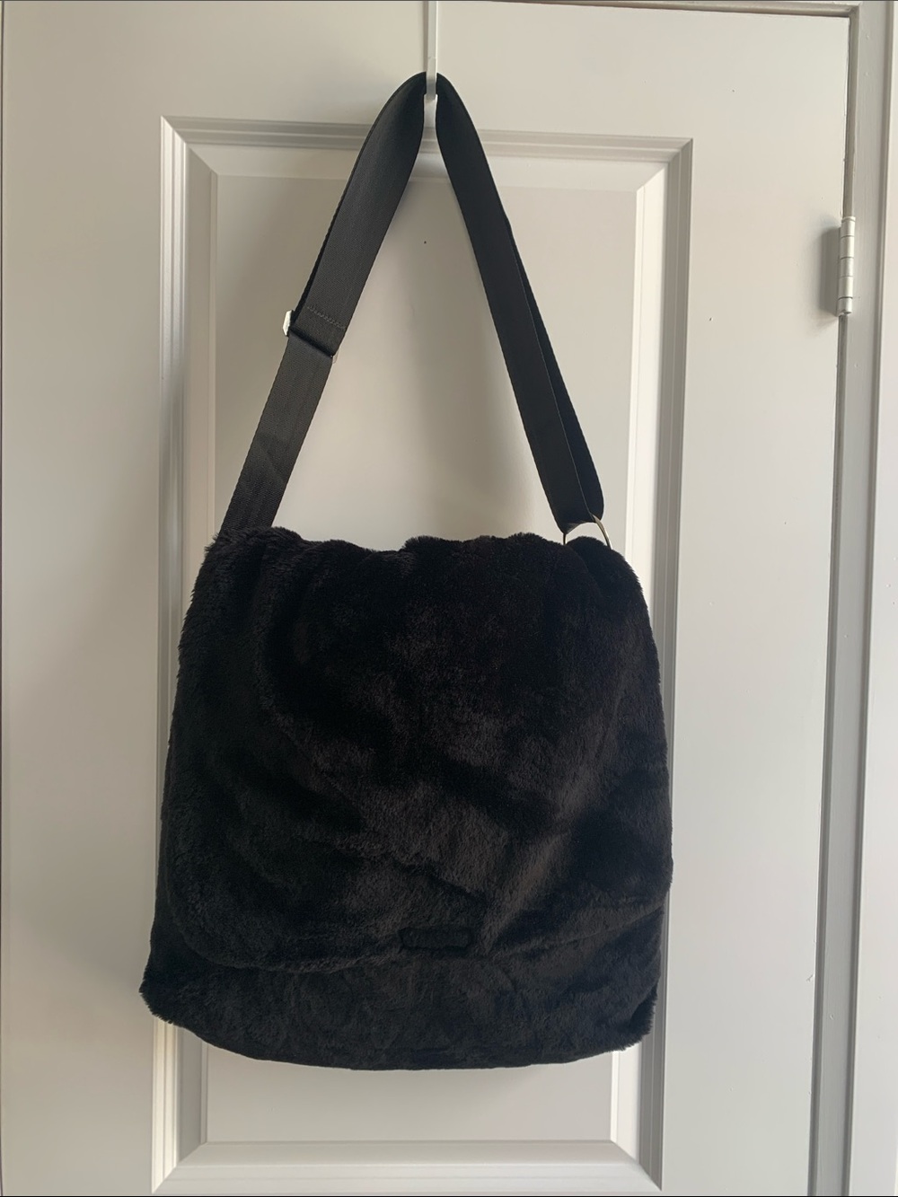 Source Unknown Black Faux Fur Laptop Shoulder Bag